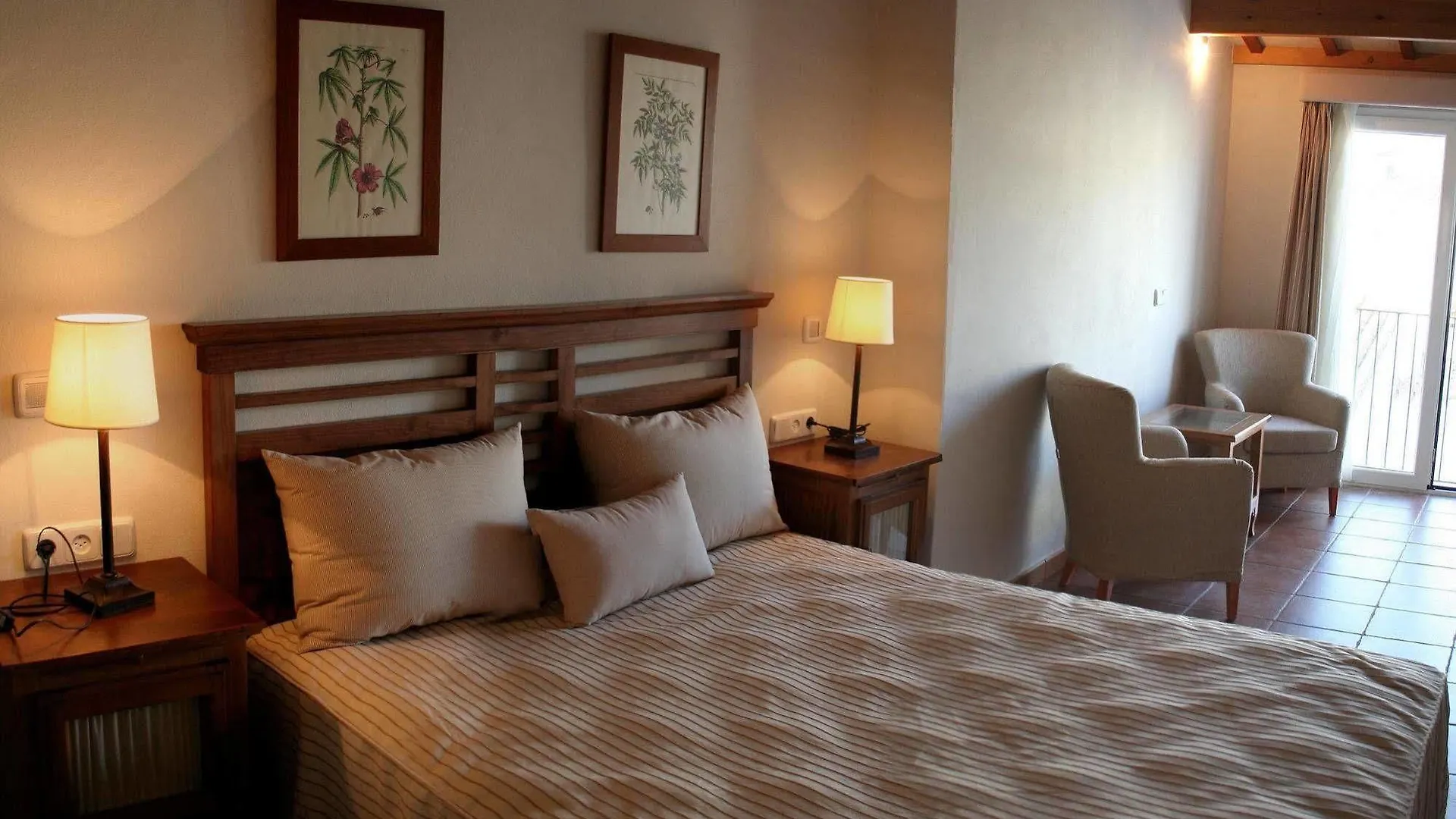 Hotel Es Mercadal 4*,