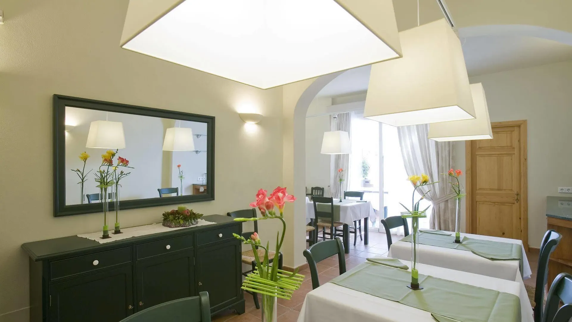 Hotel Es Mercadal 4*,